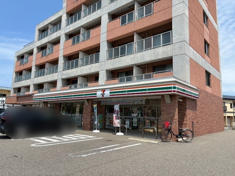 コンビニ　セブンイレブン新潟小新4丁目店（コンビニ）まで826m