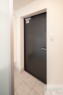 玄関　※同タイプの別のお部屋です。