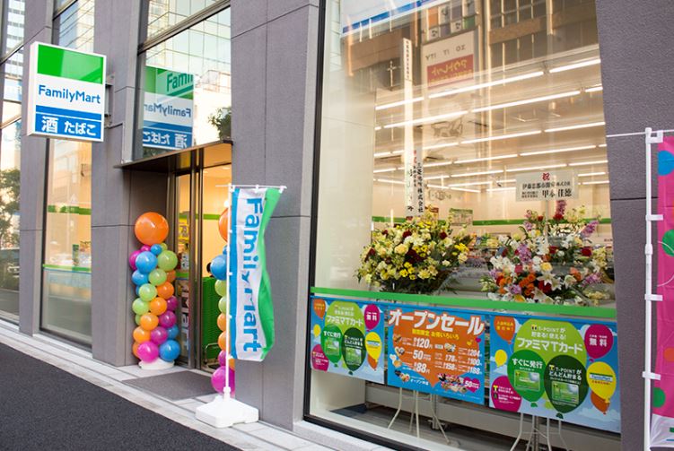 コンビニ　ファミリーマート 外神田一丁目店（コンビニ）まで158m