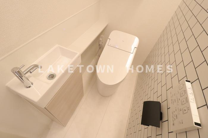 トイレ　手洗い器・温水洗浄暖房便座付のトイレです。