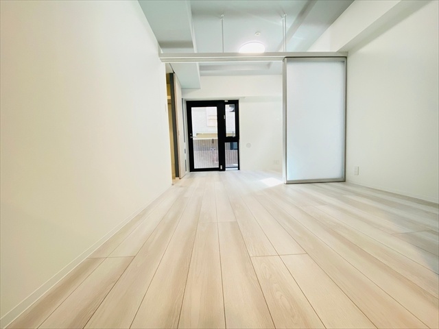 居室・リビング　同一建物内１００４号室内装写真転載