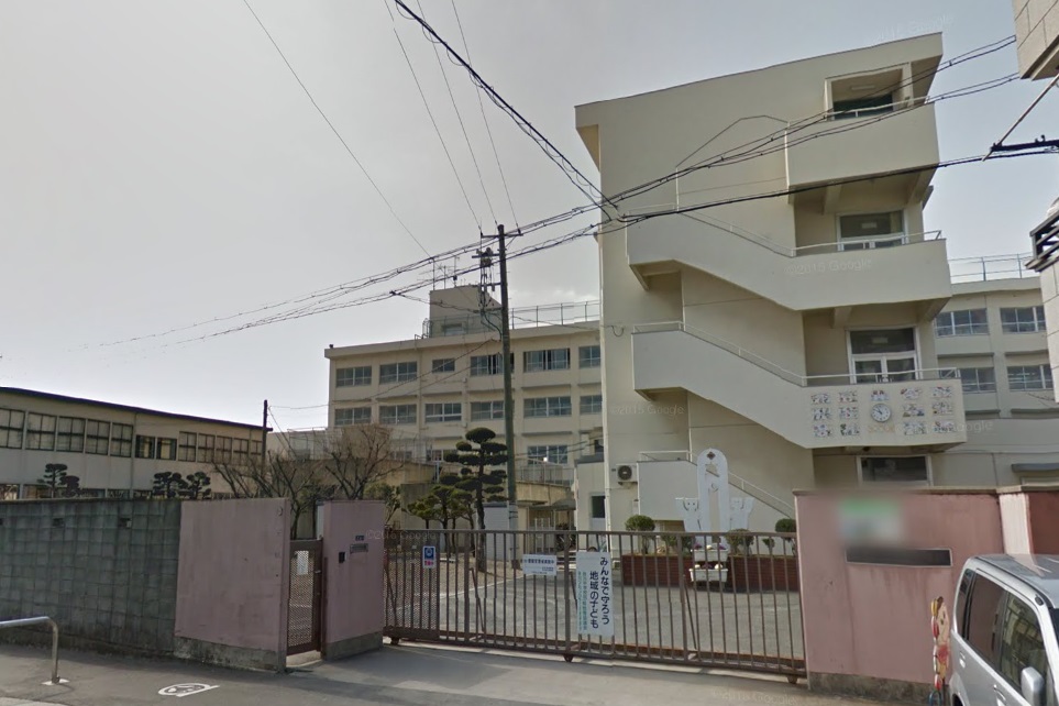 小学校　大東市立三箇小学校（小学校）まで667m