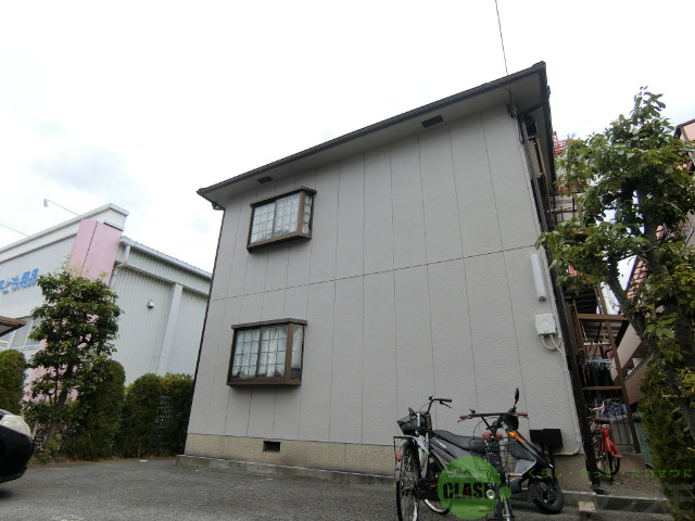 茨木市平田のアパートの建物外観