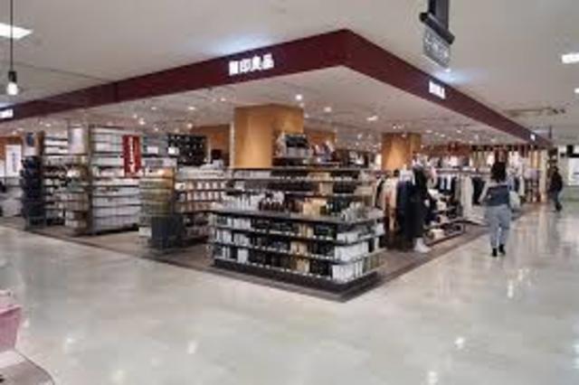 ショッピングセンター　無印良品MUJI　comピオレ明石店（ショッピングセンター）まで882m
