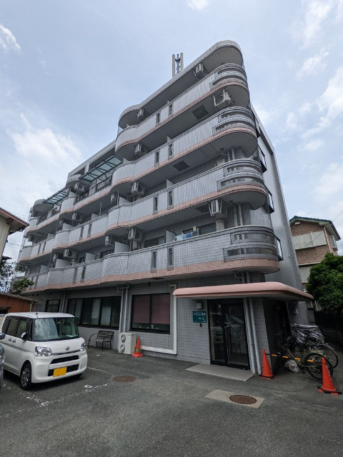 浜松市浜名区小松のマンションの建物外観