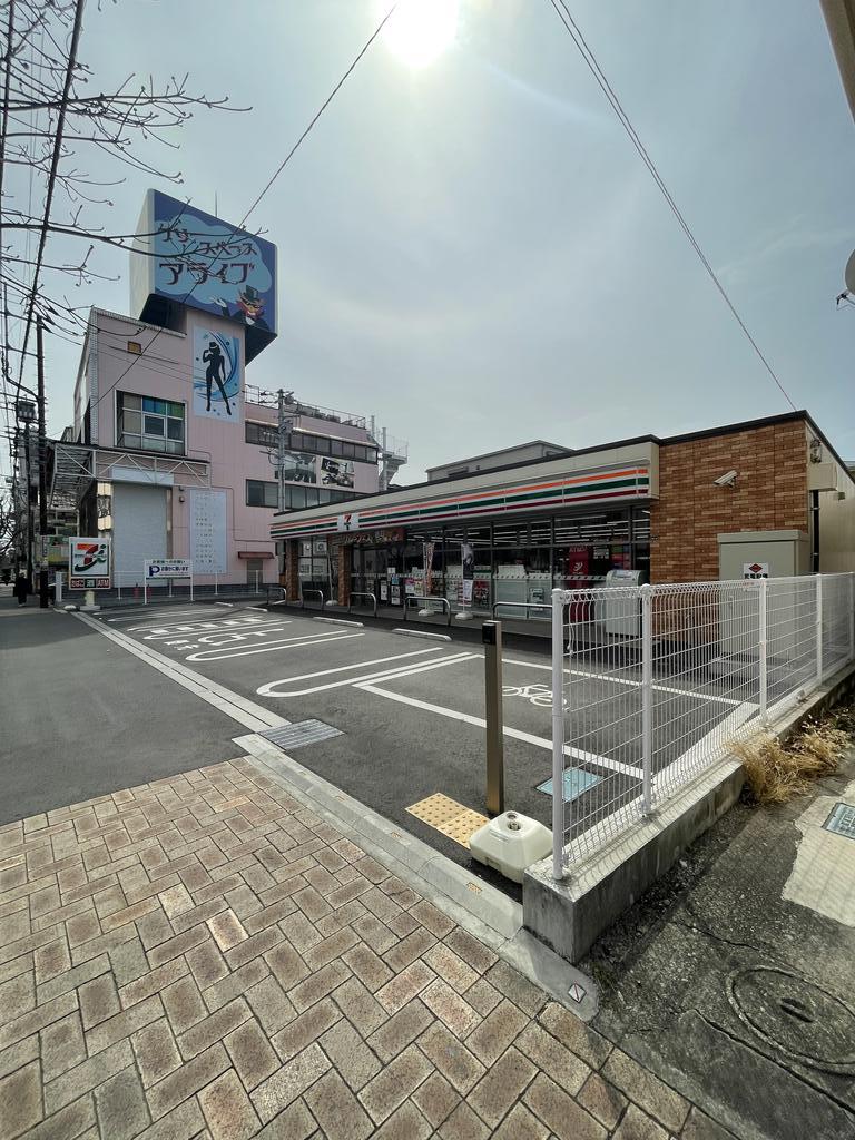 コンビニ　セブンイレブン南浦和3丁目店（コンビニ）まで247m