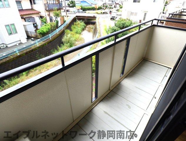 バルコニー　お洗濯にも便利なバルコニー付き