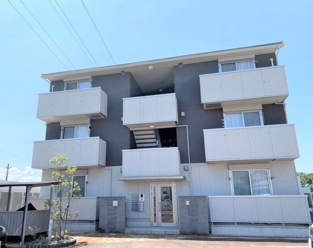 鯖江市杉本町のアパートの建物外観