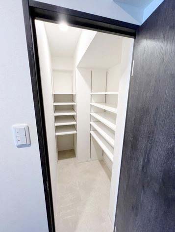 玄関　★シューズインクローゼット完備★