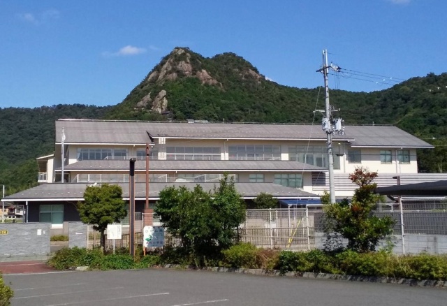 【東近江市小脇町のマンションの小学校】