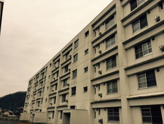 岡山市北区建部町吉田のマンションの建物外観