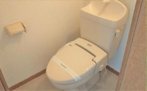 トイレ　温水洗浄便座付きです。
