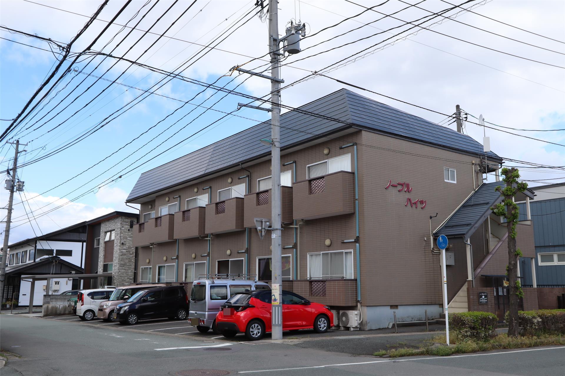 【山形市春日町のアパートの建物外観】