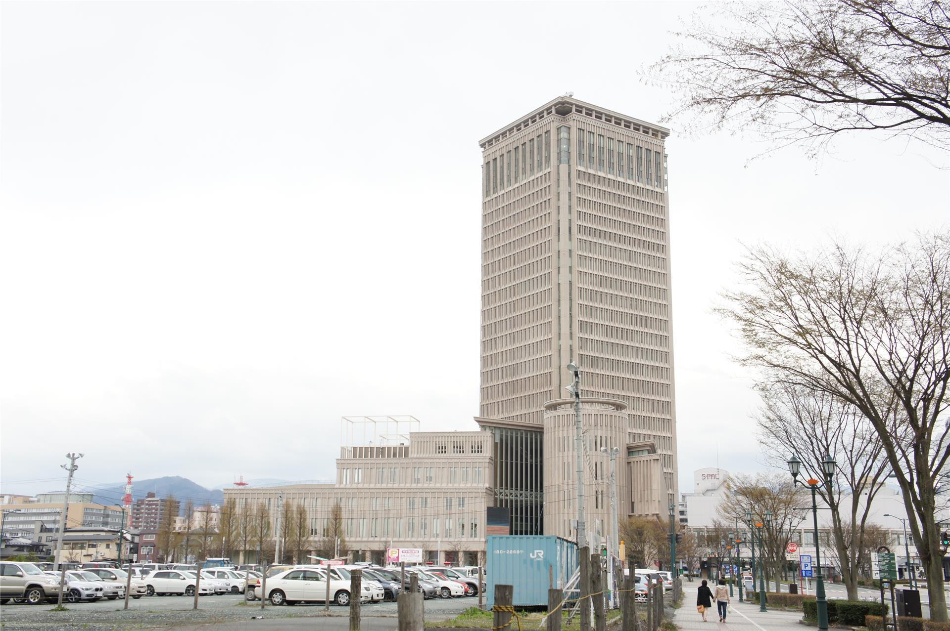 【山形市春日町のアパートのショッピングセンター】