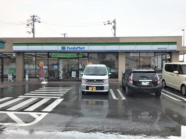 コンビニ　ファミリーマート　松山ひがしの店（コンビニ）まで700m
