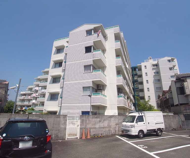 【京都市右京区西京極末広町のマンションの建物外観】