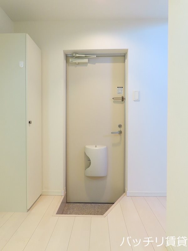 玄関　同型タイプの為、現状を優先いたします。