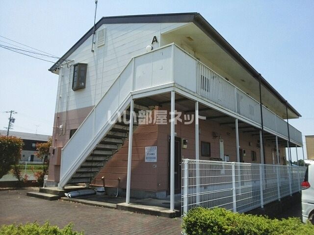 伊勢市上地町のアパートの建物外観