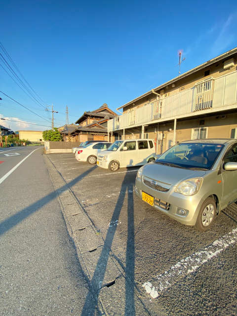 【タウニ 美登里　Ｂ棟の駐車場】