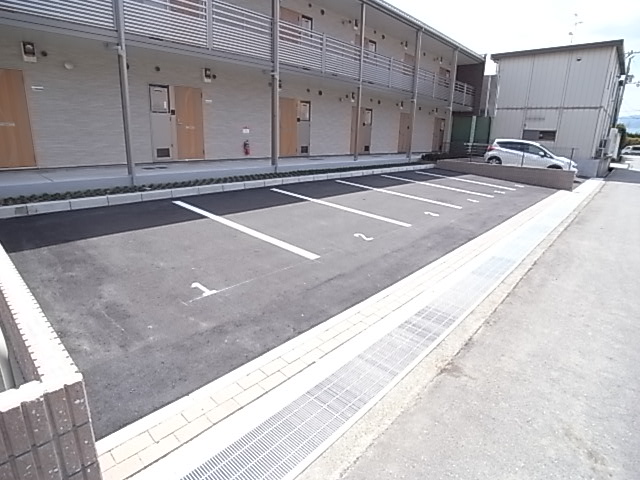 【宝塚市口谷西のアパートの駐車場】