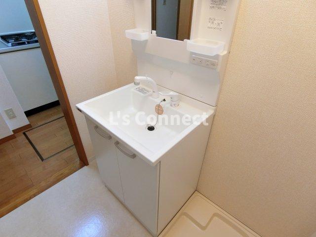 洗面設備　朝の支度もスムーズな独立洗面台。