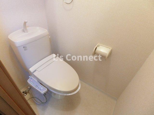 トイレ　温水洗浄便座付きのトイレ。