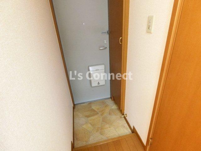 玄関　背の高い下駄箱で靴も収納できます。