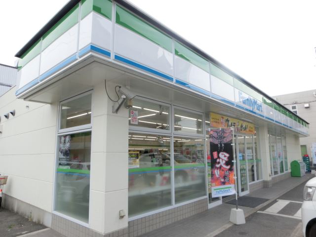 コンビニ　ファミリーマート（コンビニ）まで1300m