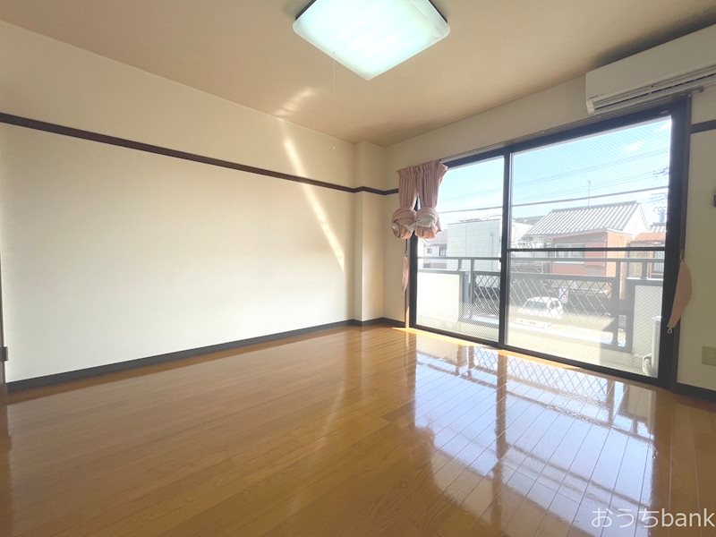 居室・リビング　窓からたくさん陽が差し込みます♪