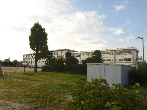 小学校　関市立旭ケ丘小学校（小学校）まで181m