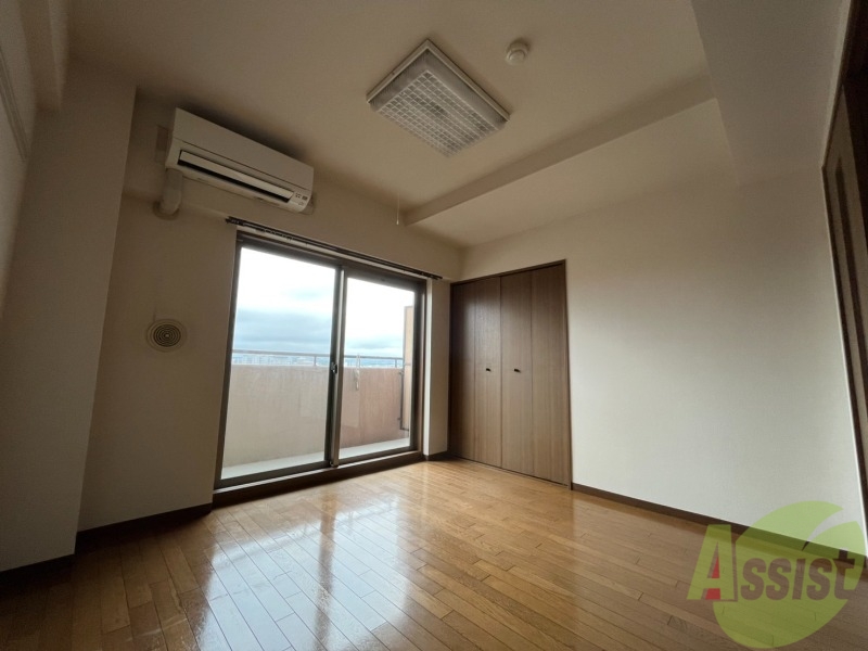 居室・リビング　６．２帖の洋室です。窓が大きく光が差し込みますね。