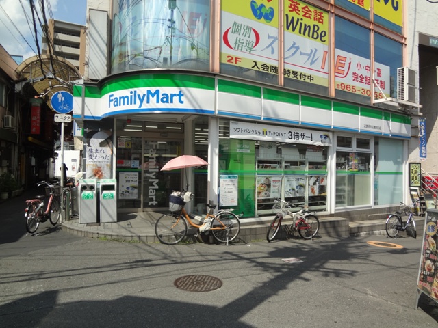コンビニ　ファミリーマート（コンビニ）まで646m