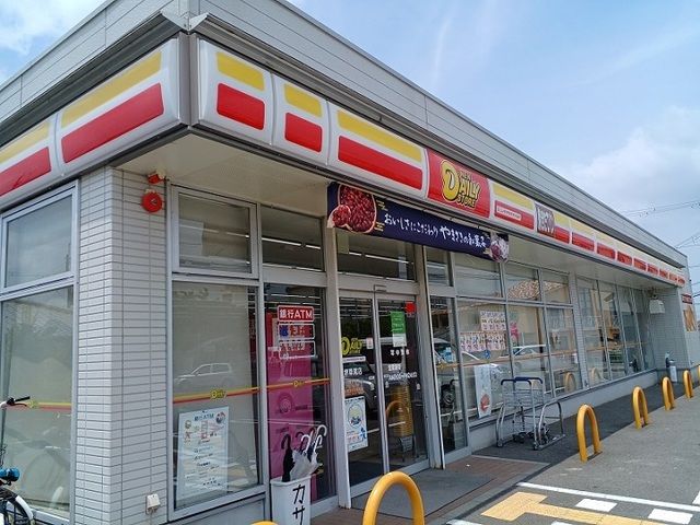 コンビニ　デイリーヤマザキ様（コンビニ）まで350m