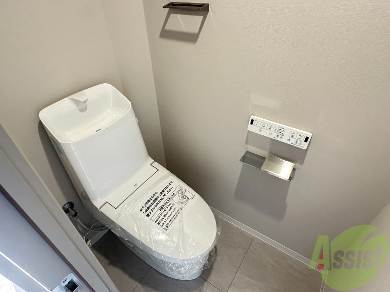 トイレ　トイレは白基調でとても綺麗ですね。広さも十分にあります。