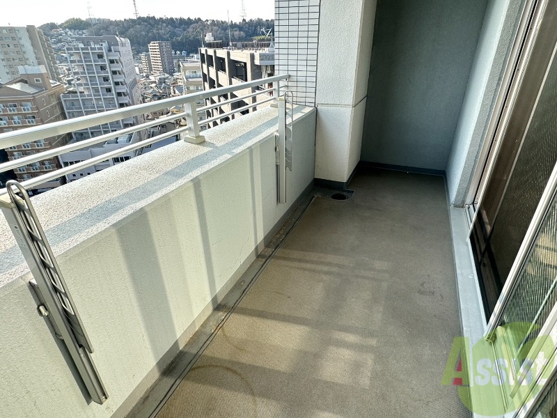 バルコニー　バルコニーはとても広々としています。洗濯物も十分に干せますね