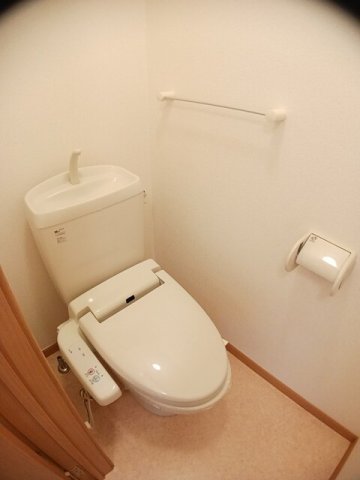 トイレ　落ち着いた色調のトイレです