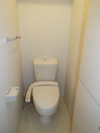 トイレ　落ち着いた色調のトイレです