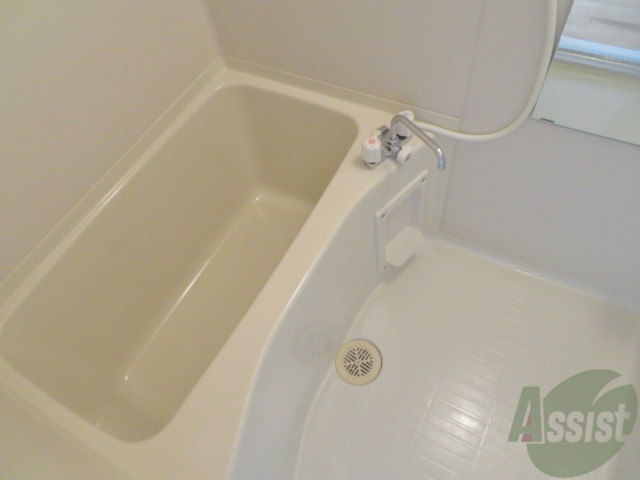 バス・シャワールーム　こちらはお風呂。一日の疲れをここで癒してください。