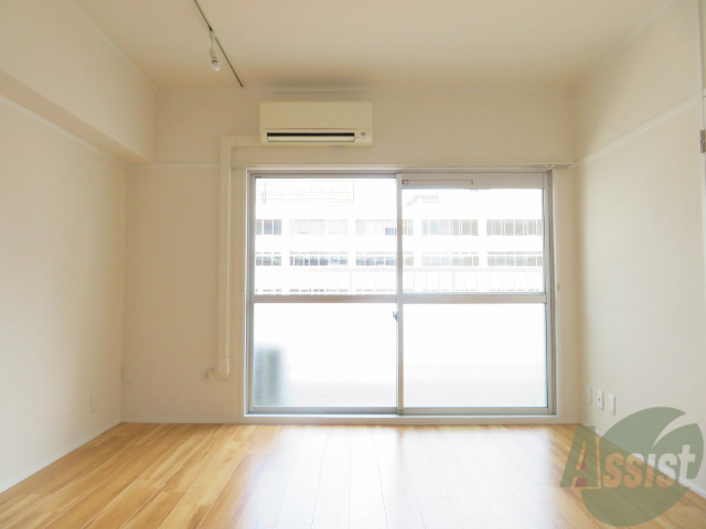 その他部屋・スペース　寝室には窓があるので、朝の目覚めが良さそうです。