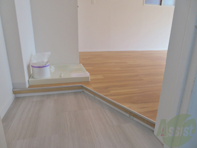 玄関　こちらが玄関です。何足か靴を置いておけそうです。