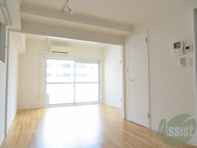 居室・リビング　リビングはこんな感じです。窓が大きくてよく陽が入ってきます。