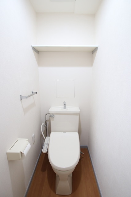 トイレ　☆トイレ上部に便利な棚☆