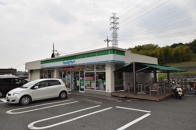 コンビニ　ファミリーマート中央大学・明星大学駅店（コンビニ）まで394m