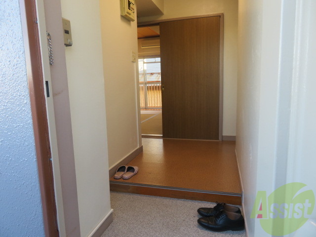 玄関　廊下の様子です。幅も狭くなく、利用しやすいですよ。