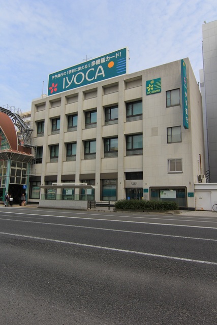 銀行　伊予銀行湊町支店（銀行）まで400m