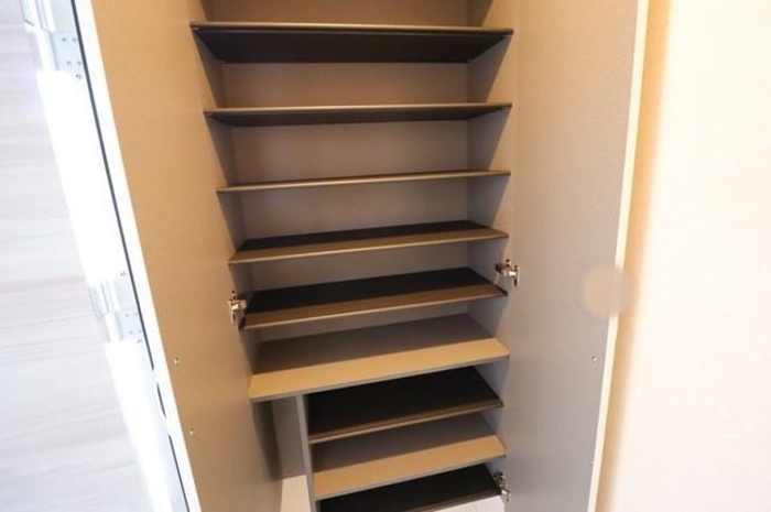 玄関　トールタイプの姿見付シューズボックス