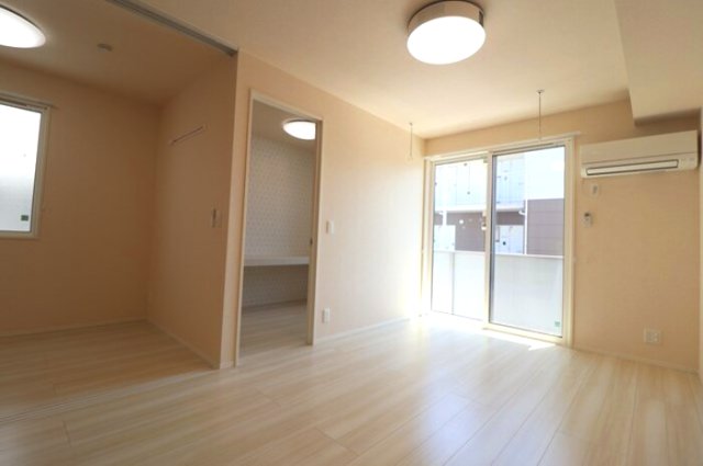 居室・リビング　リビング全景（マルチファンクションライト付）