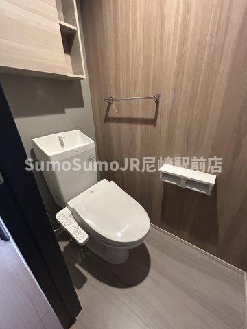 トイレ　落ち着いた色調のトイレです