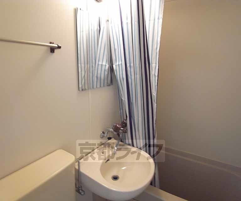 洗面設備　きれいな洗面台です