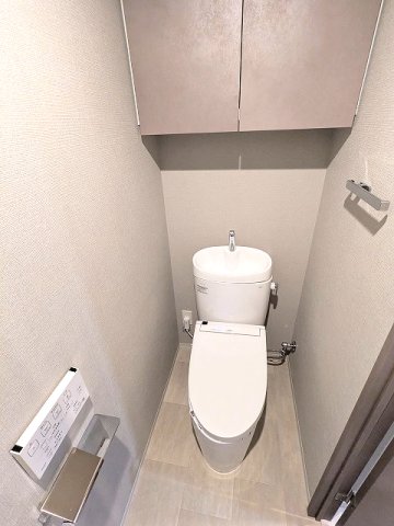 トイレ　洗面室と独立した温水洗浄便座、ペーパーホルダーにスマホストレ